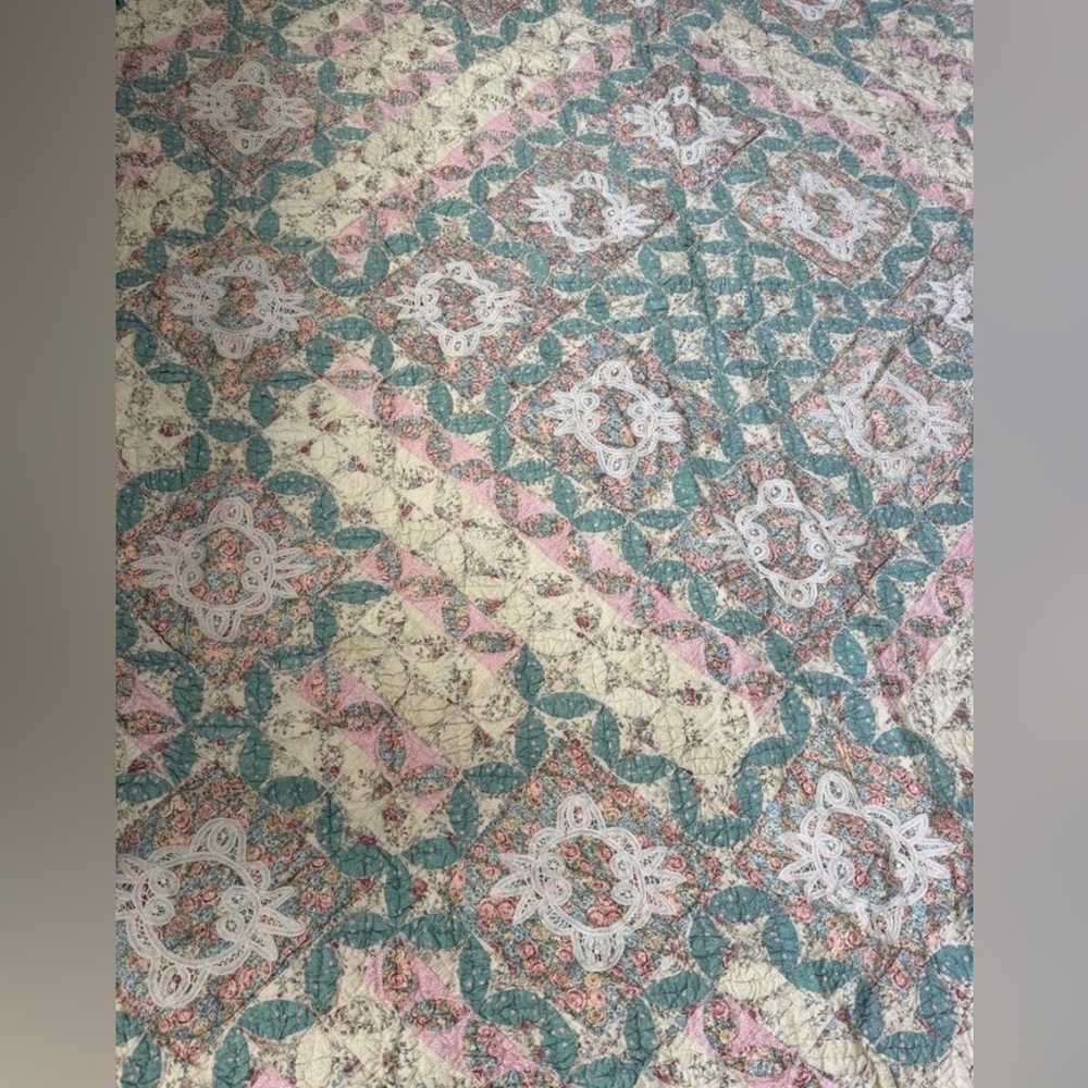 Vintage American Pacific"Manor House" King Quilt - Scalloped Edge Lace Applique